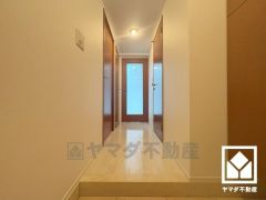 シンプルで洗練された玄関スペース。帰るたびにホッとできる、心地よい住まいの入り口。