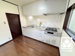 毎日の料理がもっとスムーズになる、便利な3口コンロ付き。調理に手間がかかりがちな肉や魚を、短時間でサッと焼き上げることができるグリルもございます。