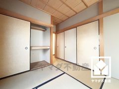 約5帖の和室です。約8帖の和室とは続き間になっており、一体利用も可能です。