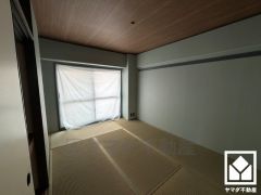 陽光がたっぷり差し込む洗練された和室。温かみのある畳のスッキリとしたデザインが、暮らしを心地よく彩ります。