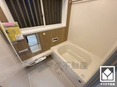 1日の疲れを癒す浴室でゆったりリフレッシュ。窓が付いているので明るく、こもりがちな湿気もすぐ取り除くことができます。ハウステック製です。