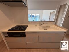 カウンターキッチンなので配膳や片付けがしやすく、お料理中でもお子様の様子が分かって安心です。