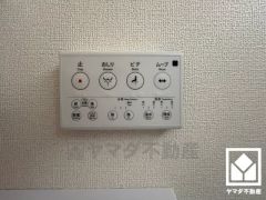 温水洗浄便座付きで、季節を問わずいつでも温かい便座をお使いいただけます。