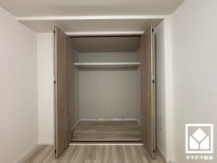 新たに家具を買わなくても良いので、ハンガーパイプ付きのクローゼットは嬉しいですね。奥行きがあるので、収納力も申し分ありません。