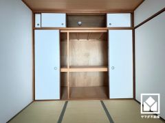 押入は奥行きがあるので、収納力も申し分ありません。