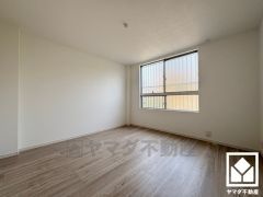 全室に窓がございます。明るい陽光がたっぷり差し込む心地よい生活空間です。