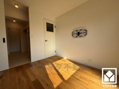 ウォークスルークローゼット付きのお部屋で整理整頓しやすいです。室内洗濯機置場へ繋がるお部屋で、家事動線も大変良好です。