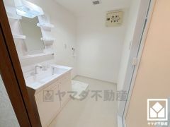 収納付きでスッキリお使い頂ける洗面台です。洗面ボウルが広めなので、忙しい朝でも身支度がしやすく時短になります。