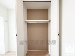 新たに家具を買わなくても良いので、ハンガーパイプ付きのクローゼットは嬉しいですね。