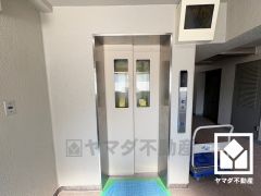 ベビーカーでの移動時や重い荷物を持っている時に便利なエレベーター付きです。