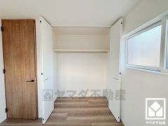 クローゼットは奥行きがあるので、収納力も申し分ありません。