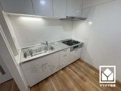 キッチンは空間を有効活用できる壁付けタイプ。毎日の料理がもっとスムーズになる、便利な3口コンロ付き。