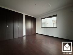 大きなクローゼット付きのお部屋で整理整頓しやすいです。