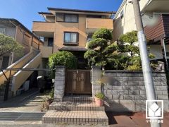 重厚感のあるファサードが、洗練された暮らしを予感させる。街並みに馴染みながらも、ひときわ目を引く存在感。