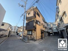 陽光に映える美しい外観。街並みに馴染みながらも、ひときわ目を引く存在感。