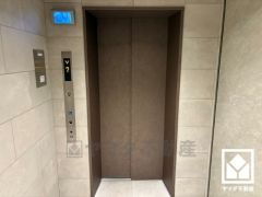 スムーズな移動を叶えるエレベーター。忙しい朝も快適に、ストレスフリーな暮らしをサポート。防犯カメラが設置されておりセキュリティに配慮されています。