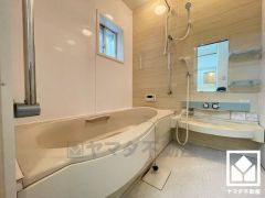 ゆったり足が伸ばせるので、毎日の疲れを癒やすバスタイムを実現。小窓が付いているので明るく、こもりがちな湿気もすぐ取り除くことができます。（リフォーム前の写真です）