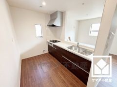 カウンターキッチンなので配膳や片付けがしやすく、お料理中でもお子様の様子が分かって安心です。