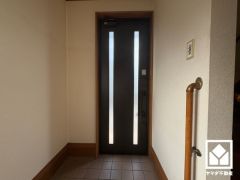 ドアのスリット窓から光が差し込み、外出時にも帰宅時にも、明るい気持ちになれる玄関です。