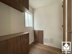 玄関にはシューズボックスを完備。家族の靴もしっかり収納できるので、玄関がいつも片付き、気持ちよくお客様を迎えられます。