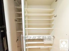 玄関にはシューズボックスを完備。家族の靴もしっかり収納できるので、玄関がいつも片付き、気持ちよくお客様を迎えられます。