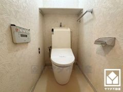 明るく清潔感溢れるトイレです。温水洗浄便座付で快適にお使いいただけます。