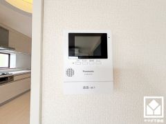 突然の来訪時でも安心なモニター付きインターホンを完備。お留守番中のお子様でも簡単に来訪者の確認ができます。