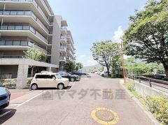 敷地内に駐車場を完備（月額12000円～24000円）。現在、駐車場に空きがございます。空き状況は変動いたしますので、詳細は弊社スタッフまでお気軽にお問い合わせください。