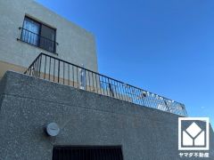 約29.06帖の広々とした南側ルーフガーデン付き。洗濯物もカラッと乾き、ガーデニングやカフェ気分も楽しめる空間。