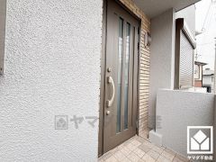 玄関ドアは防犯性に優れたダブルロックドアです。