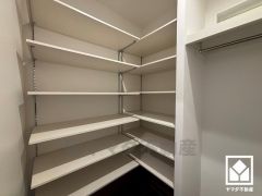 シューズインクロークには棚が複数設置されており、整理整頓がしやすい設計。ハンガーパイプもございますので、アウターやレインコートなども収納できます。