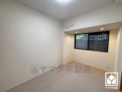 リビング・洋室は防音性、保温性に優れたカーペット敷き詰めです。防滑性、クッション性も高く、お子様やご高齢の方も安全にお住まいいただけます。