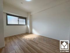 約5帖の洋室です。全居室に窓がございます。明るい陽光がたっぷり差し込む心地よい生活空間です。