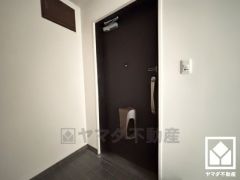 写真には写っていませんが、ドアの向かいにトール型の収納がございます。家族の靴もしっかり収納できるので、玄関がいつも片付き、気持ちよくお客様を迎えられます。