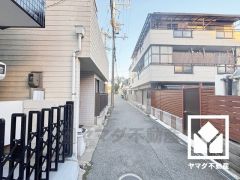 「イズミヤ杭瀬店」まで徒歩6分など、お買い物施設が徒歩圏内に複数あり便利な住環境です。「杭瀬小学校」までは徒歩4分で、低学年のお子様も安心して通学していただけます。お問合せお待ちしております。