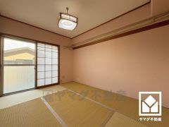 約6帖の和室です。陽光がたっぷり差し込む洗練された和の空間。温かみのある畳のスッキリとしたデザインが、暮らしを心地よく彩ります。