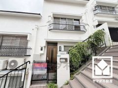 白を基調とした清潔感のある色合いと、品のあるデザイン。帰るたびに安心感を感じられる佇まい。