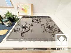 家族のごはん作りがはかどる。同時調理ができる3口コンロ付き。