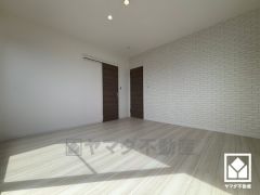 アクセントクロスを取り入れたデザイン性の高い洋室で、リラックスしたひとときを過ごせます。