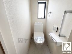 明るく清潔感溢れるトイレです。2連トイレットペーパーホルダーなのでお取替えの手間が軽減できます。