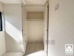 新たに家具を買わなくても良いので、ハンガーパイプ付きのクローゼットは嬉しいですね。