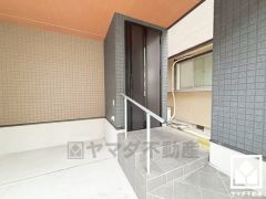 シンプルで洗練された玄関デザイン。帰るたびにホッとできる、心地よい住まいの入り口。