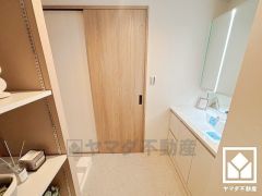 リネン庫の中は可動棚なので好きな高さに調整できます。
