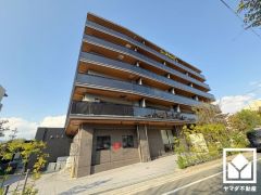 室内洗濯機置場がございますので、天候に左右されず洗濯していただけます。隣にリネン庫があるので消耗品などをスッキリ置けるのも嬉しいポイント。