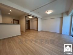 広々17.6帖のLDKが魅力。家族全員がリラックスできる、ゆったりとした快適リビングで温かい団らんの時間を。