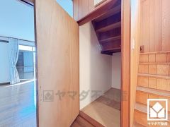 廊下側にも階段下収納があり、日用品のストックなども収納可能。住空間を広々お使いいただけます。