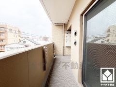 北西向きバルコニーで陽当たり、風通し良好。広々としているため、お洗濯物をたっぷりと干す事ができます。