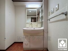 収納付きでスッキリお使い頂ける洗面台です。洗面ボウルが広めなので、忙しい朝でも身支度がしやすく時短になります。