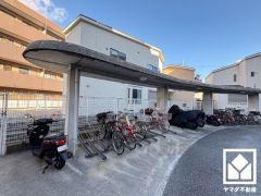 屋根付きのバイク置場を完備。雨や風、直射日光からお乗り物を守ることができます。（月額500円）