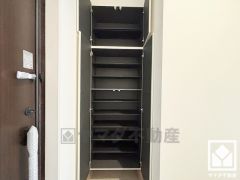 玄関にはシューズボックスを完備。家族の靴もしっかり収納できるので、玄関がいつも片付き、気持ちよくお客様を迎えられます。